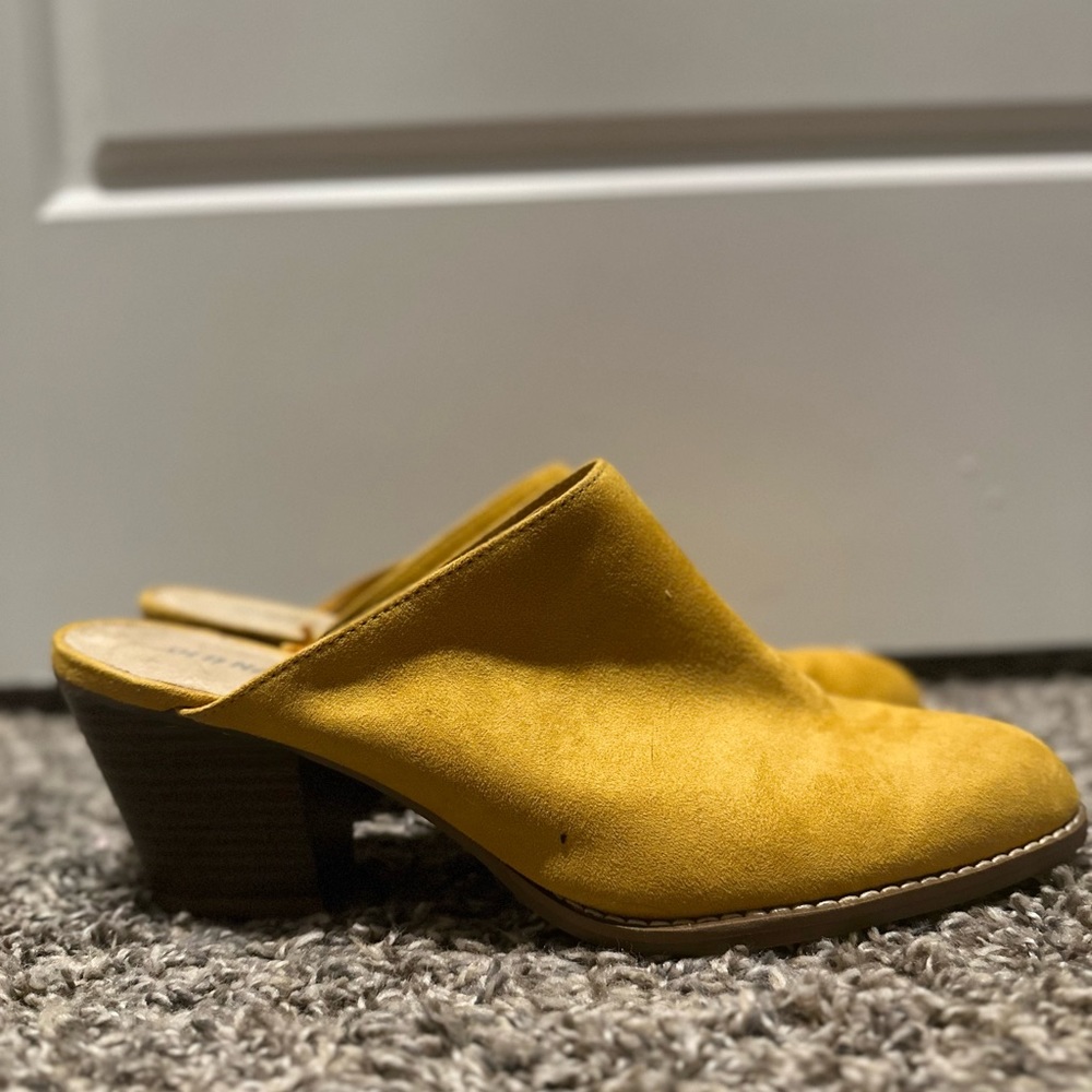 Old navy clogs in size 8.5 lightly worn